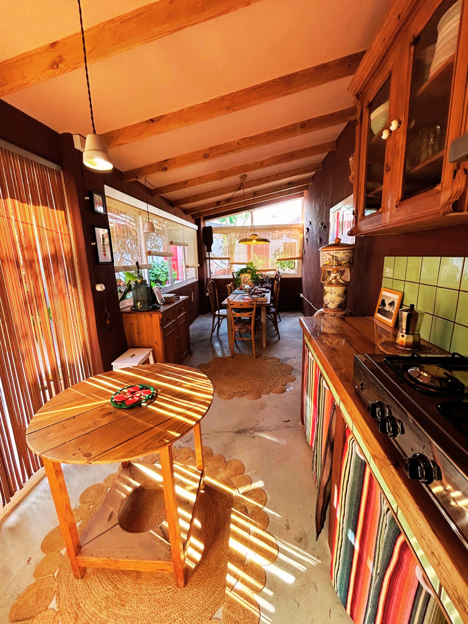 La cocina de madera bañada de sol
