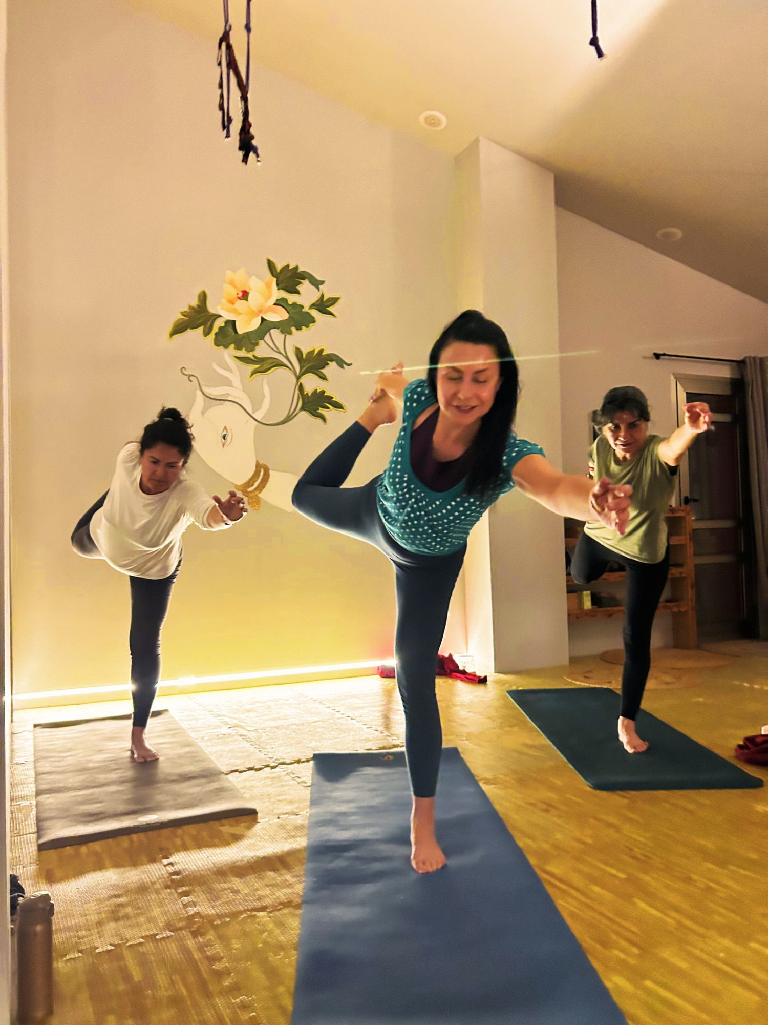 Tres alumnas en postura de equilibrio en la sala